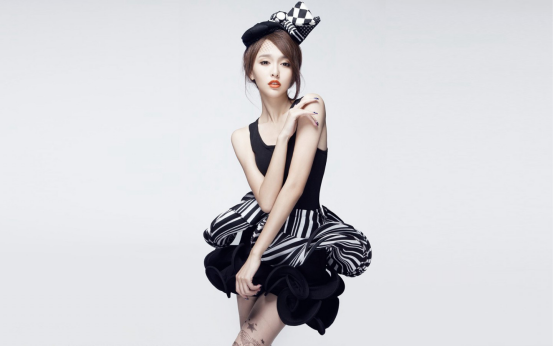 黑色卷发,粉色长裙,脸颊上小酒窝,唐嫣不愧是美貌与智慧一身!