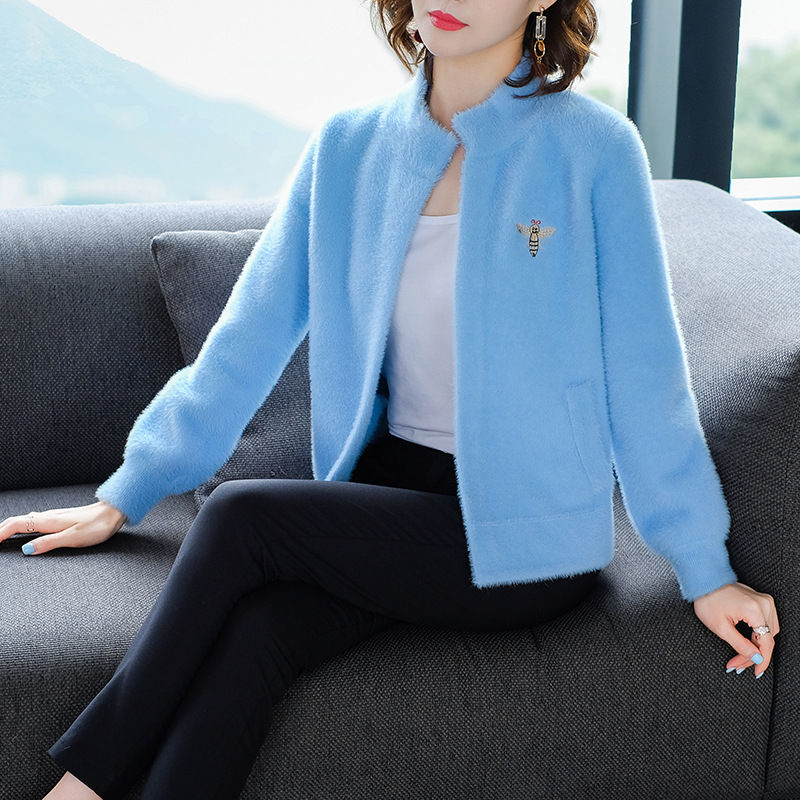 70后女人，穿这针织衫+黑裤子，年轻貌美特吸睛，女人味十足