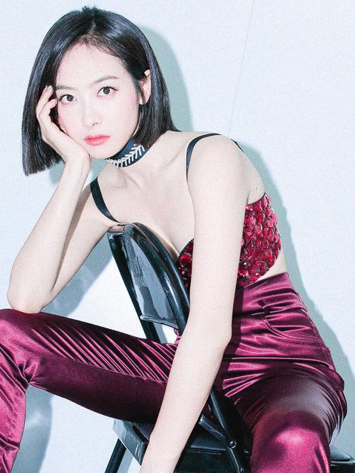 宋茜穿完镶水晶吊带抹胸，又穿亮片裙，网友：少女气息爆棚！