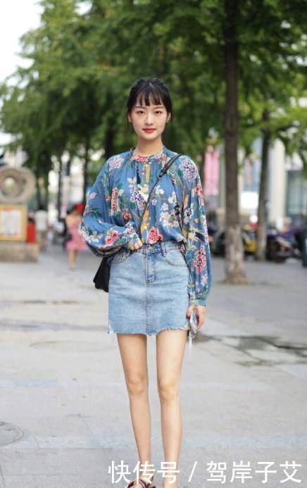 「深蓝色」街拍:小姐姐深蓝色短款外套搭半身裙,很有显高的效果