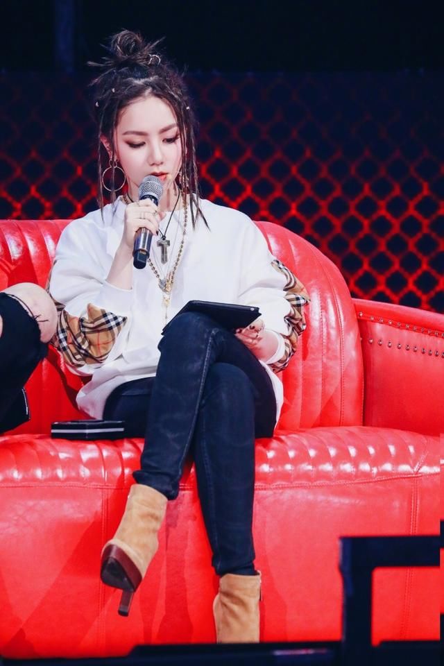 周润发妻子可真时髦，穿吊带裙梳脏辫，59岁潮的飞起！