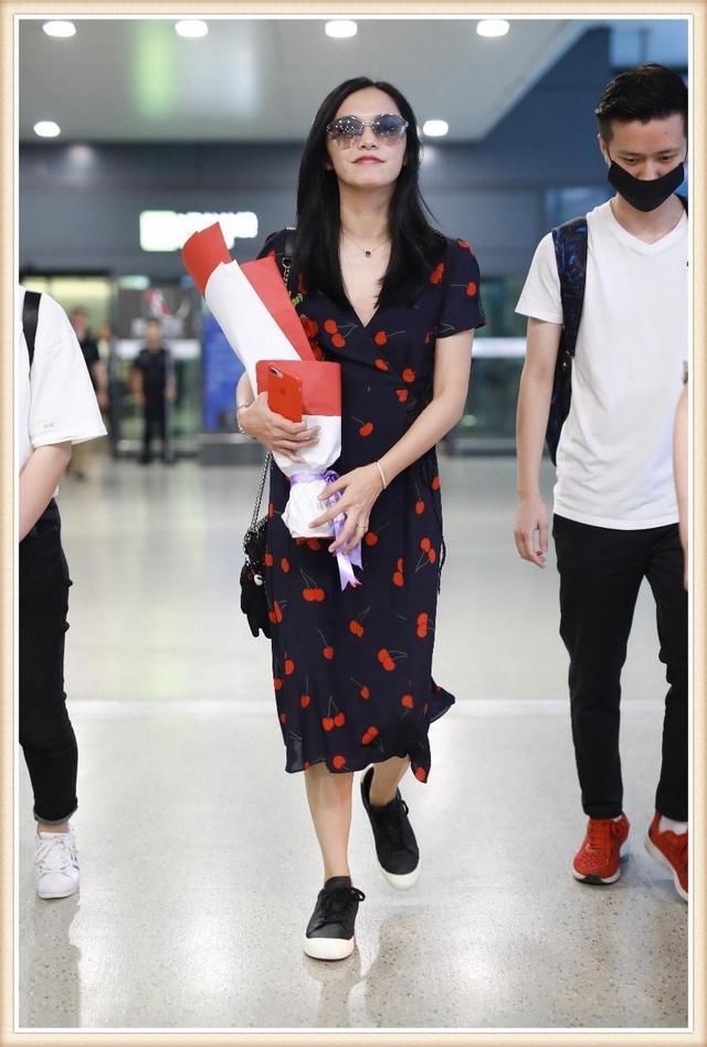 没有姚晨的气场真别穿印花裙，否则像李菲儿一样穿成睡衣就尴尬了