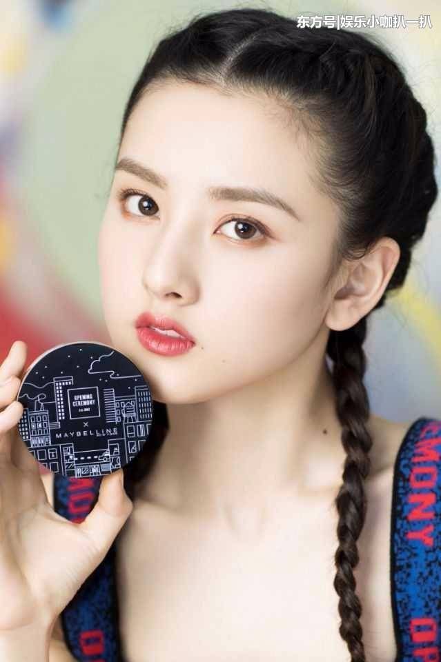 宋祖儿真敢穿! 裙子下露出双腿 网友: 这尺寸就没人管吗