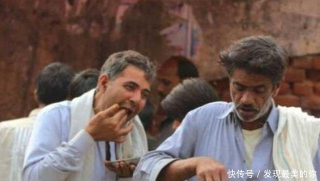 印度的露天厕所并不稀奇，上厕所不用纸，很多人都无法接受！