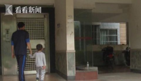 小区内大狗咬住4岁男孩手臂转圈 狗主人见状就