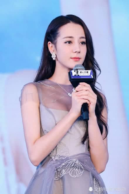 杨幂和迪丽热巴都被比下去了！同穿蓝色礼服，不如毛晓彤好看