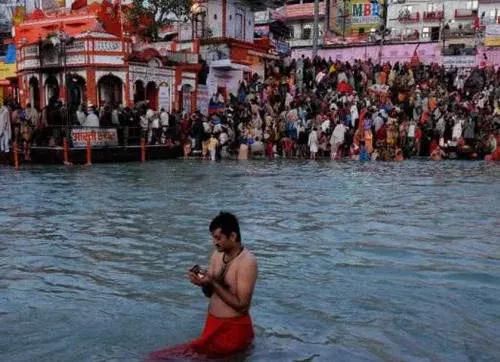 印度“圣水”杀伤力强大，已有人中招，还想5元一瓶销往我国