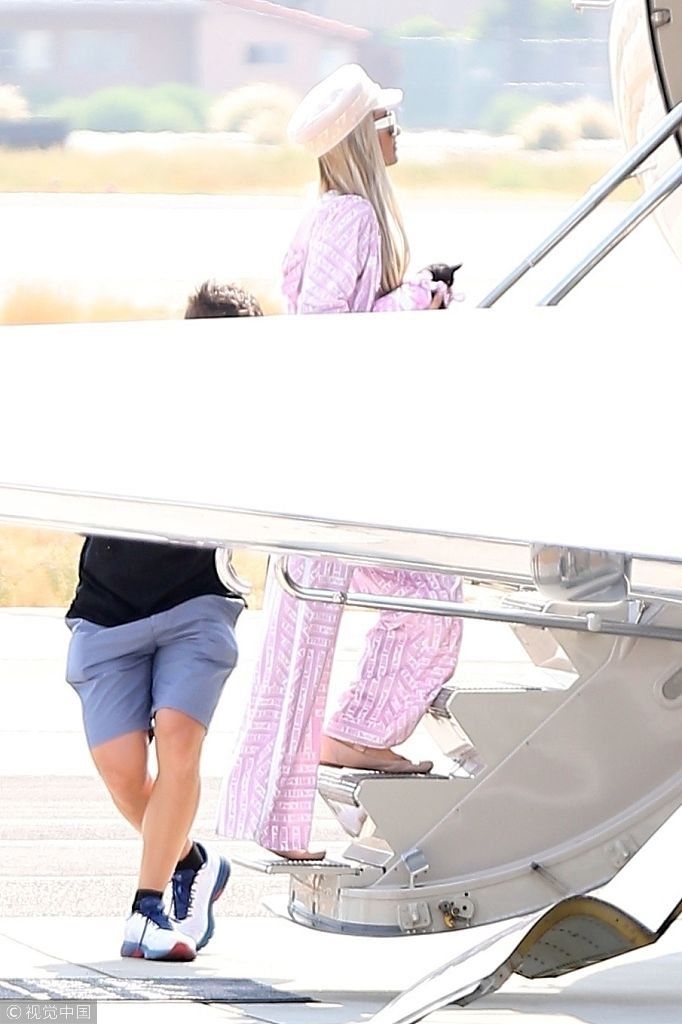 帕丽斯希尔顿与未婚夫乘私人飞机度假 脱外套搬行李亲力亲为变女