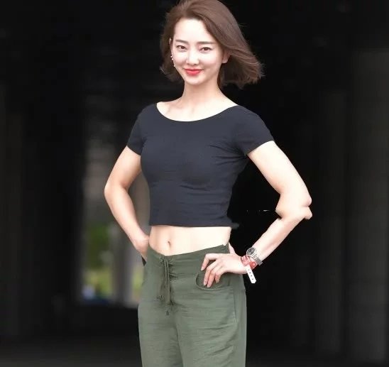 瑜伽小姐姐紧身衣穿出柔美曲线好身材，健身的姑娘就是不一样。