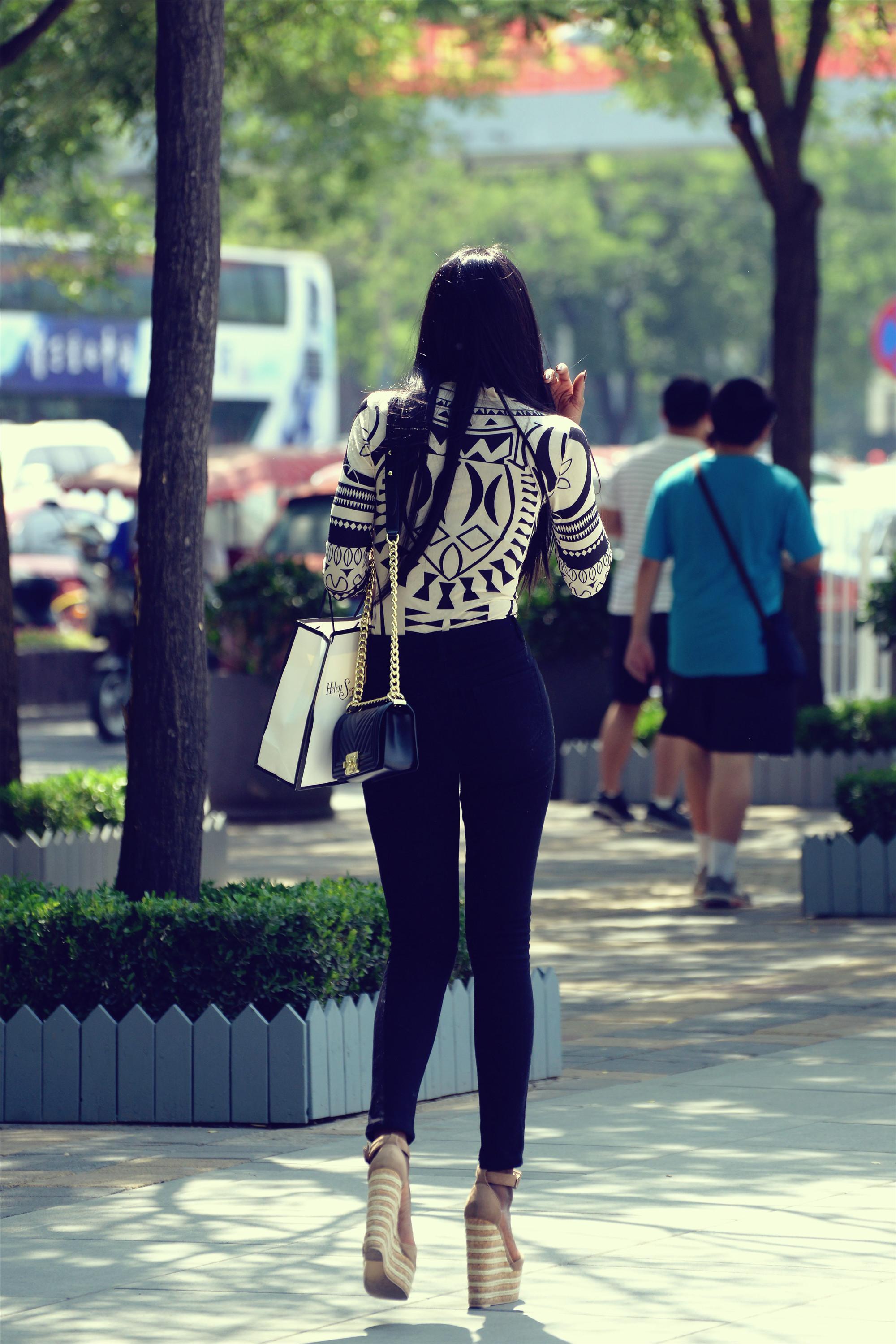 这位姑娘用高腰破洞牛仔裤和一双坡跟鞋，搭配出了全是腿的效果