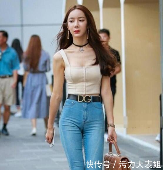 路人街拍，小姐姐长相甜美，配上高跟鞋，气质优雅让人难忘记