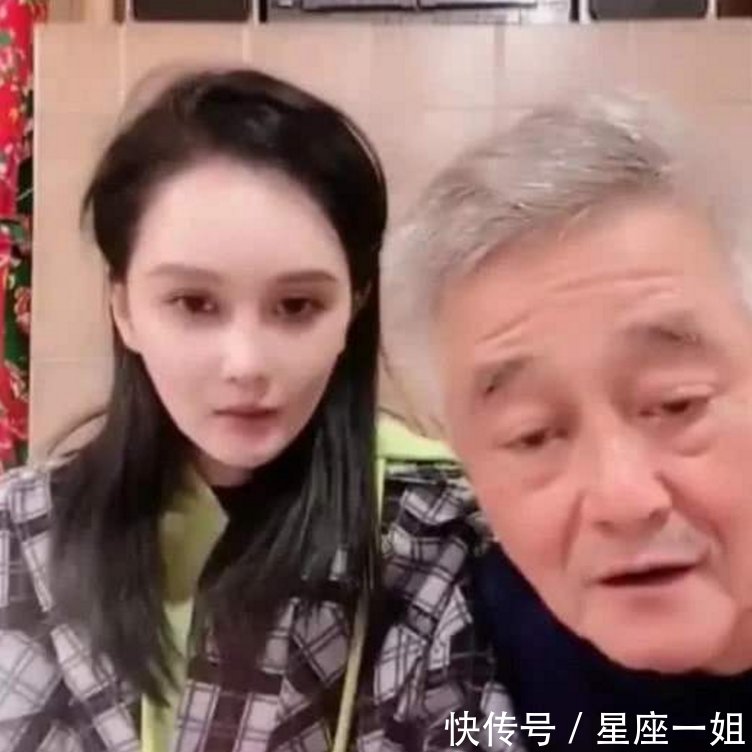  看起来：赵本山近照曝光，头发花白面色红润精神好，妻子和女儿同框似姐妹