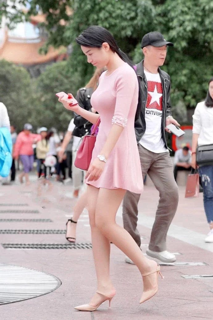 街拍：能撑起衣服的身材，穿什么都性感迷人