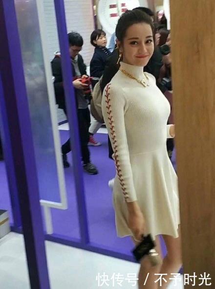 当江疏影和热巴同穿白色连衣裙, 网友: 骨感美与丰满美的差距