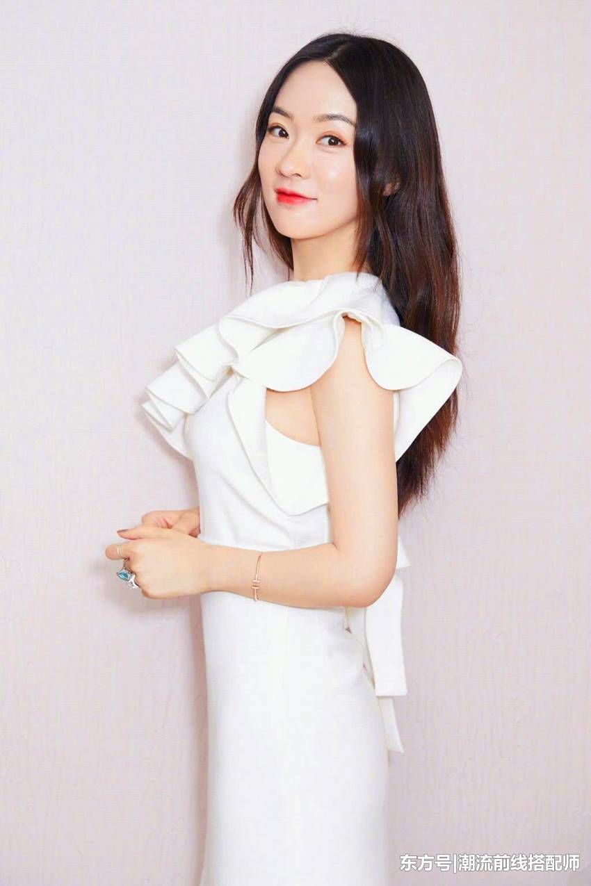 当霍思燕和高圆圆同穿半露肩白裙，网友:见识了少女和女神的差距