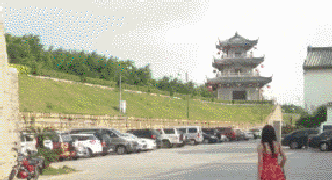 #英雄救美#搞笑gif:其实英雄救美都是假的,没有钱谁会理你