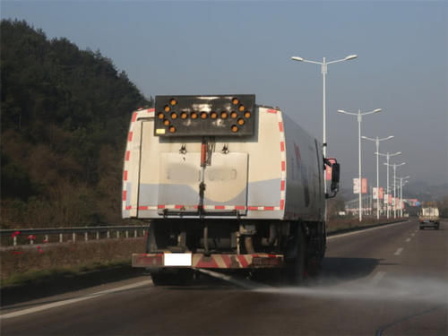  [取消]洒水车成道路“毒瘤”？电动车主：快取消，我不想变成“