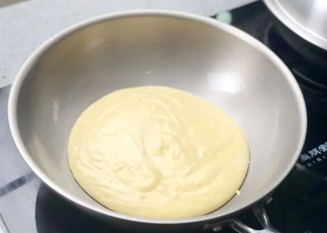 『面粉』一碗小麦面粉,好多个生鸡蛋,就能拿下这道超可爱的小甜点,膨松绵软还带夹心巧克力超好吃!