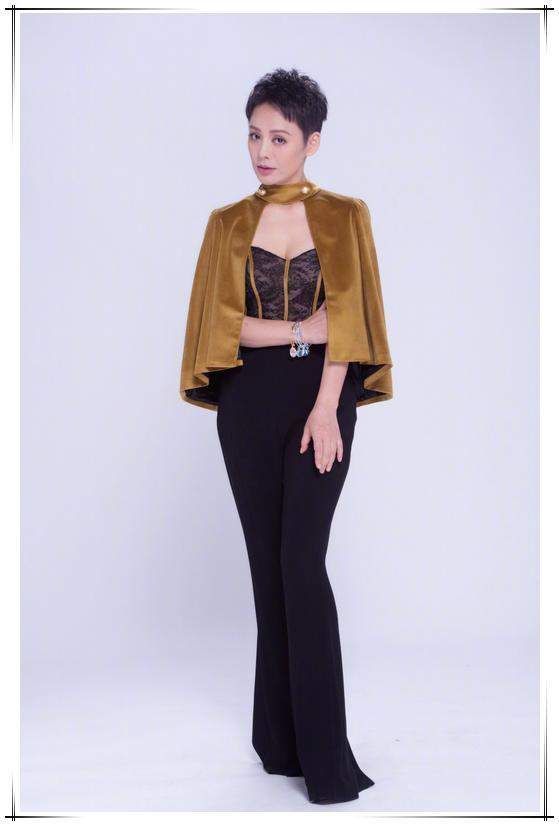 40多岁女人就别乱穿了，学宁静这样，短发也能穿出满满女人味!