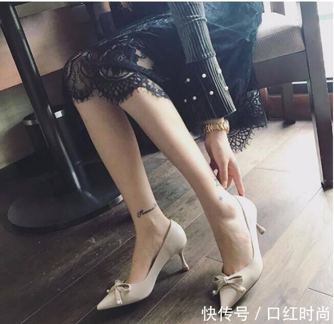 小尖头细跟凉鞋，展现出漂亮的腿部线条，拥有独特的美丽感觉