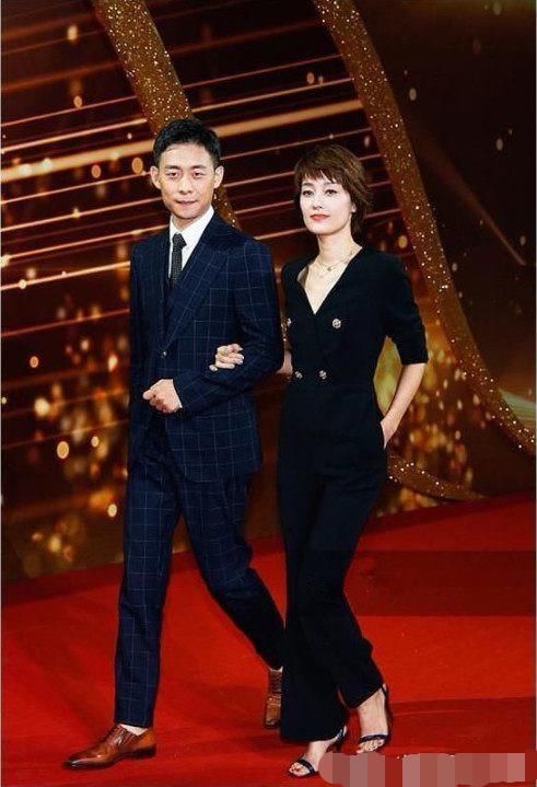 本以为马伊琍穿西装帅炸了，直到看见贾静雯的，网友:太撩人了