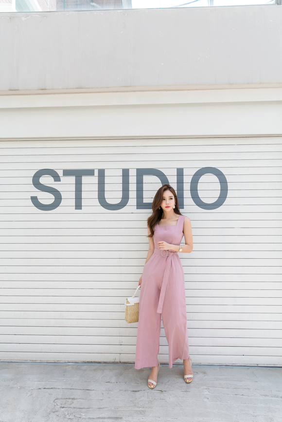 头条女神孙允珠，蜜桃汽水碎冰亮丝束腰阔腿裤