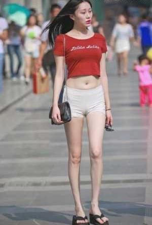  『张扬』路人街拍，美女很靓丽，穿红色的露腰T恤，个性张扬