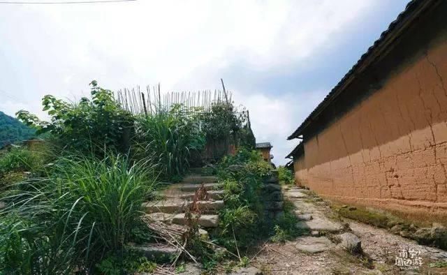 南宁深山藏了个清代古村庄，土瓦房、石板路…山色葱葱，宁静闲适