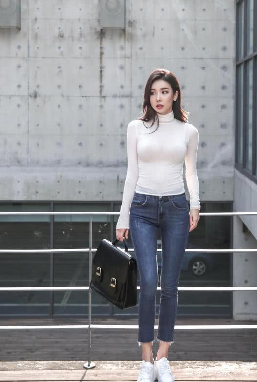 健身的女生穿紧身裤更能凸显自己的傲人曲线！