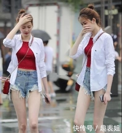 #双大长腿#高颜值小姐姐,穿搭破烂短热裤,秀出修长的美腿很迷人!