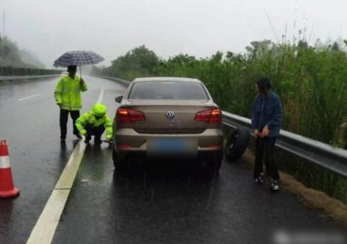 高速换备胎驾照被扣光！车主纳闷：停应急车道有错还是备胎有错？