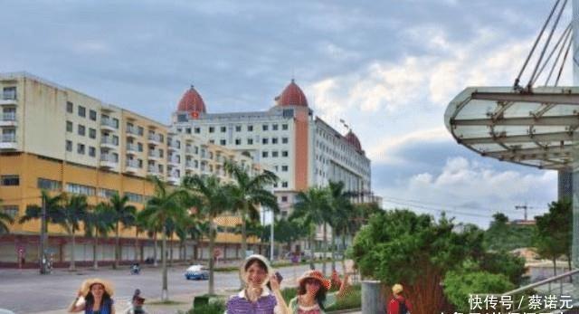 越南奇景,大捆人民币被摆在路边,就不怕被人抢劫吗?