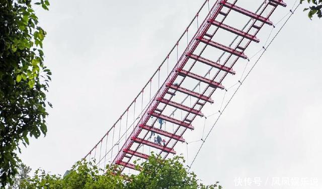 这些景区里的玻璃栈道让人胆颤心惊，生怕一不小心就塌陷断裂！