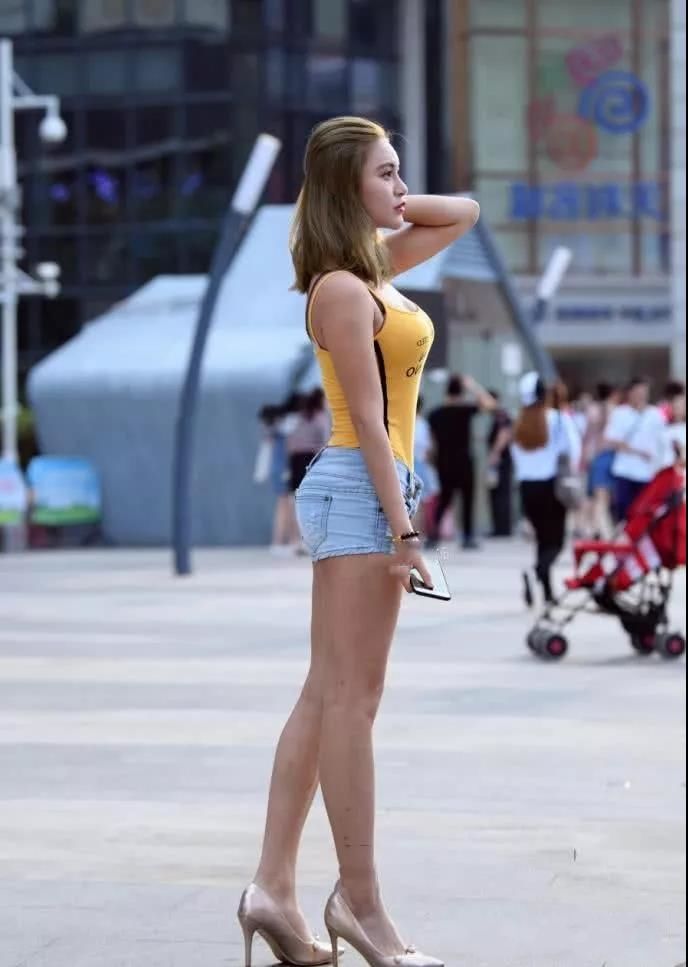 街怕:包臀连体裙+高跟凉鞋，夏日清凉风挡不住