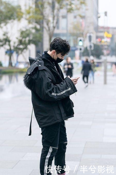  『街头时尚』街拍：街头时尚的小美女，超短裙，紧身裤，高跟鞋，美艳动人