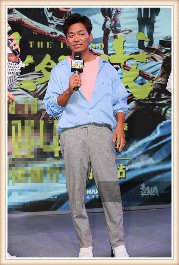 本以为穿粉色的吉克隽逸够大胆了，可看到王宝强，我忍不住笑了！