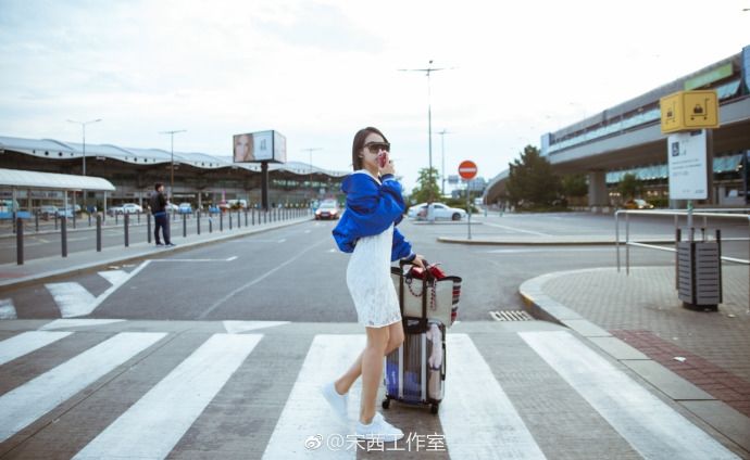 宋茜回眸甜笑秀长腿，白色蕾丝连衣裙仙气十足网友:羡慕身材好好