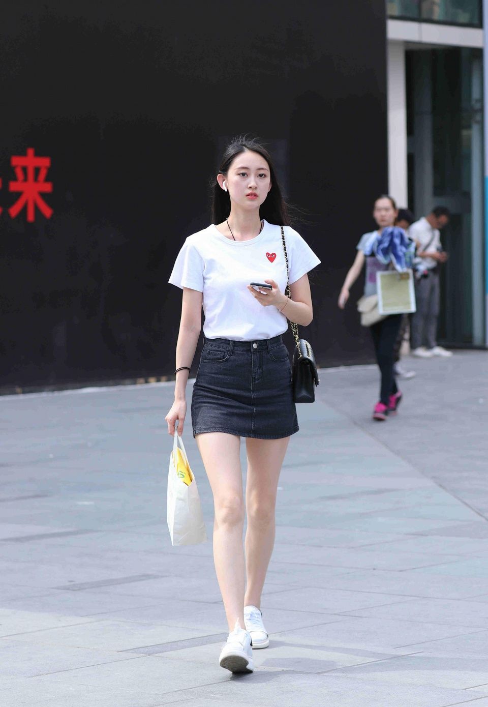 路人街拍，牛仔短裤这样穿很有范，而且美出新高度全靠它