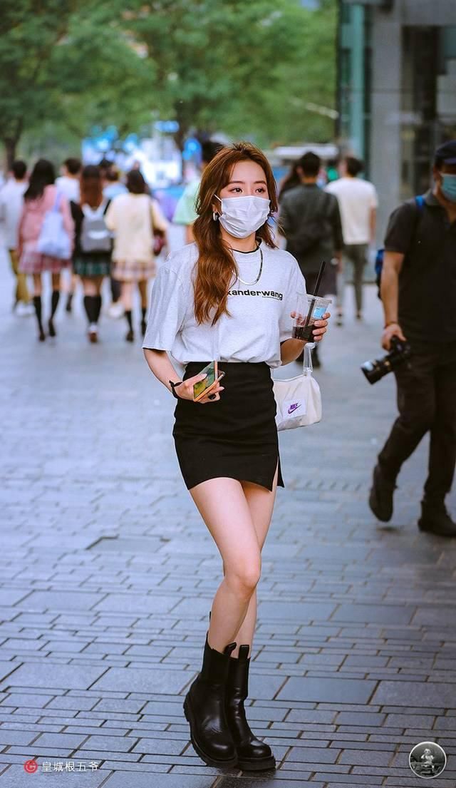  『更多』街拍：选择一些适合自己的衣服进行打扮，这样可以为自己增添自信