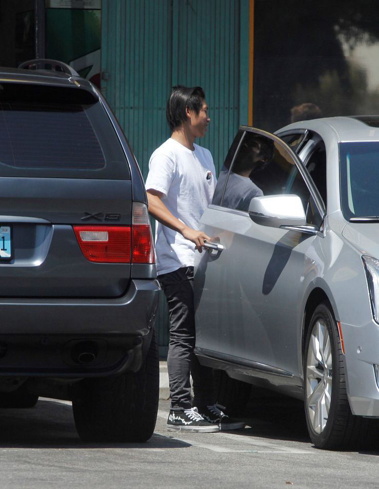 朱莉越南养子开车前往皮特家，发型雷人身高颜值堪忧