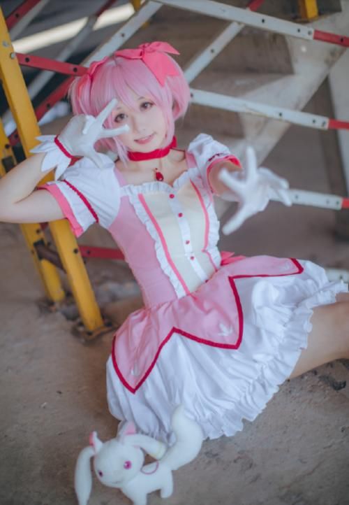 cos@本以为很女神，看到成品后告辞了，小萝莉穿10厘米高跟鞋COS