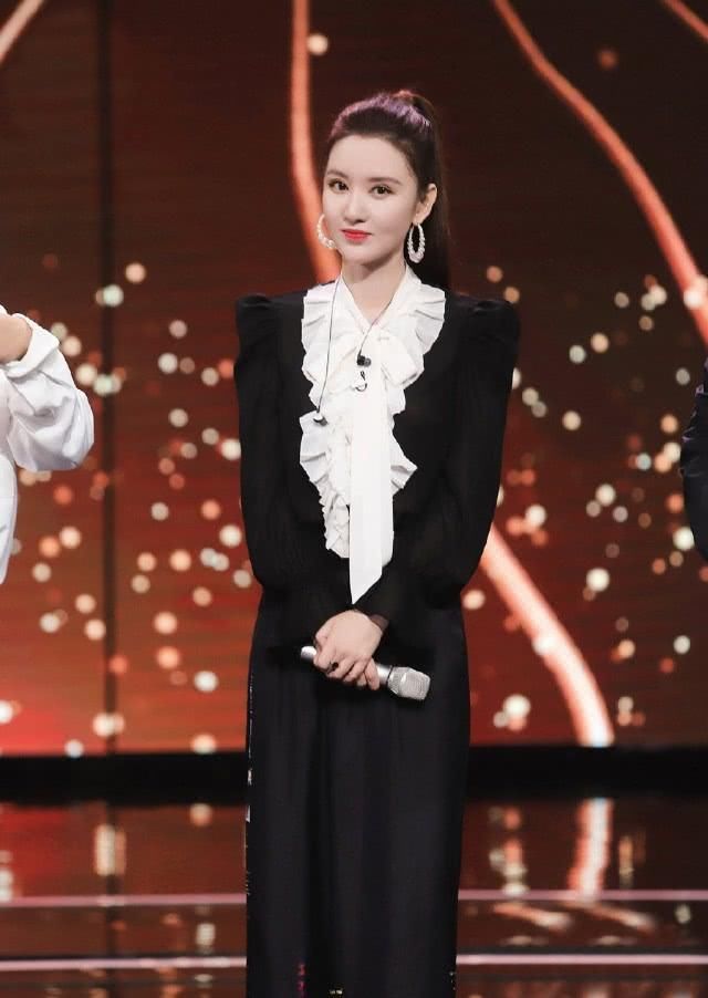 『张萌』曾出演《神话》中的虞姬,今穿荷叶边衬衣配阔腿裤,利落不失气场