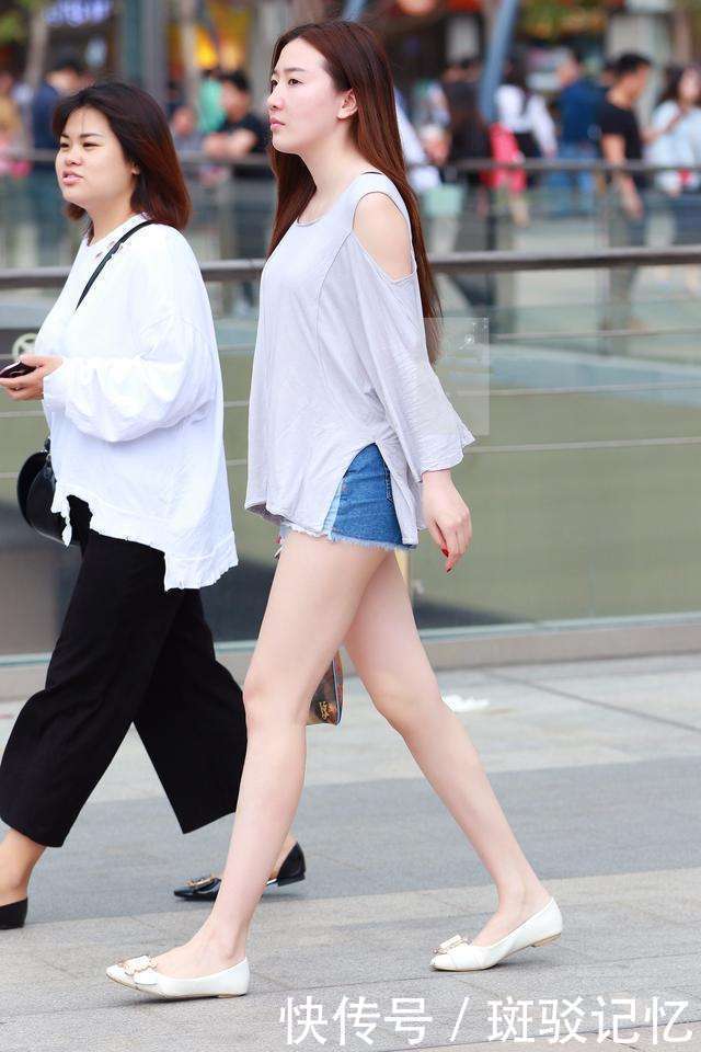 街拍：粉色装扮的美女满满的少女心，图六优雅小姐姐高跟鞋很漂亮