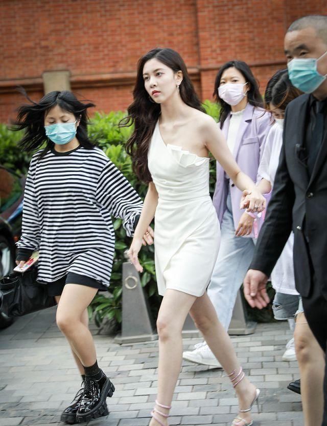  #白裙#宋妍菲穿白裙秀窈窕身段，穿白色西装潇洒迷人，天生丽质有星味