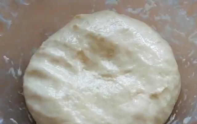  柔软■家庭版手撕面包，不用烤箱，不用揉出膜，做出的面包柔软又拉丝！