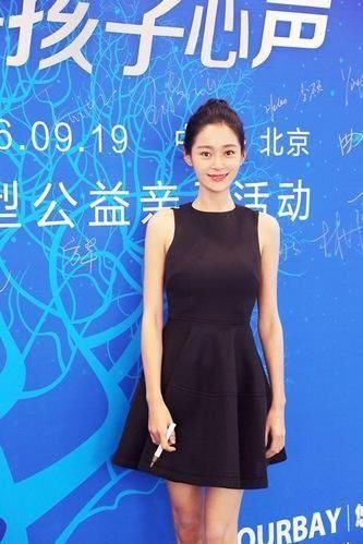 “纯妃”王媛可厉害了，用钩子支撑裙带玩性感!真不怕走光吗?