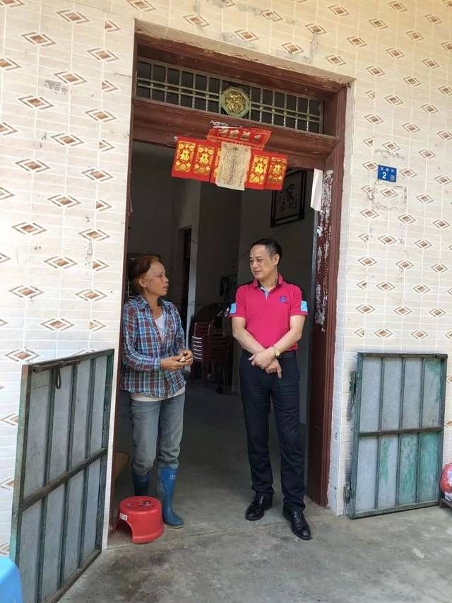 海口食药监局赴帮扶村开展扶贫APP签到验证