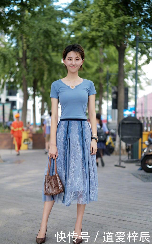  『穿搭』路人街拍，小姐姐妩媚性感，穿一件黑色的紧身上衣，非常少女