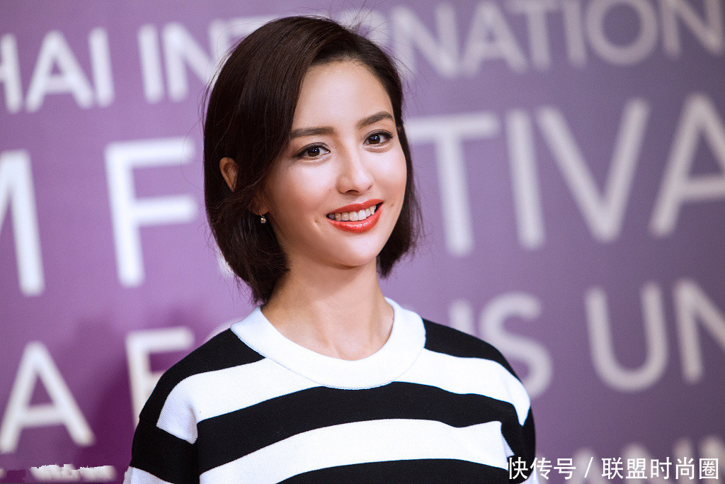 佟丽娅太狠了！这么窄的皮裙也要硬塞进去，网友：为了美豁出去了