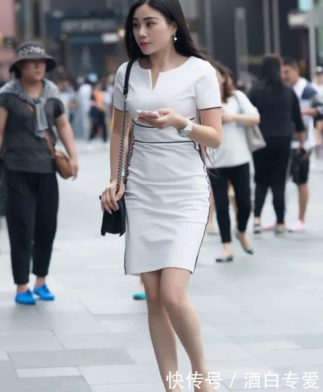 『气质』小姐姐一件紧身的上衣搭配一条黑色的休闲裤,看上去飘逸又气质